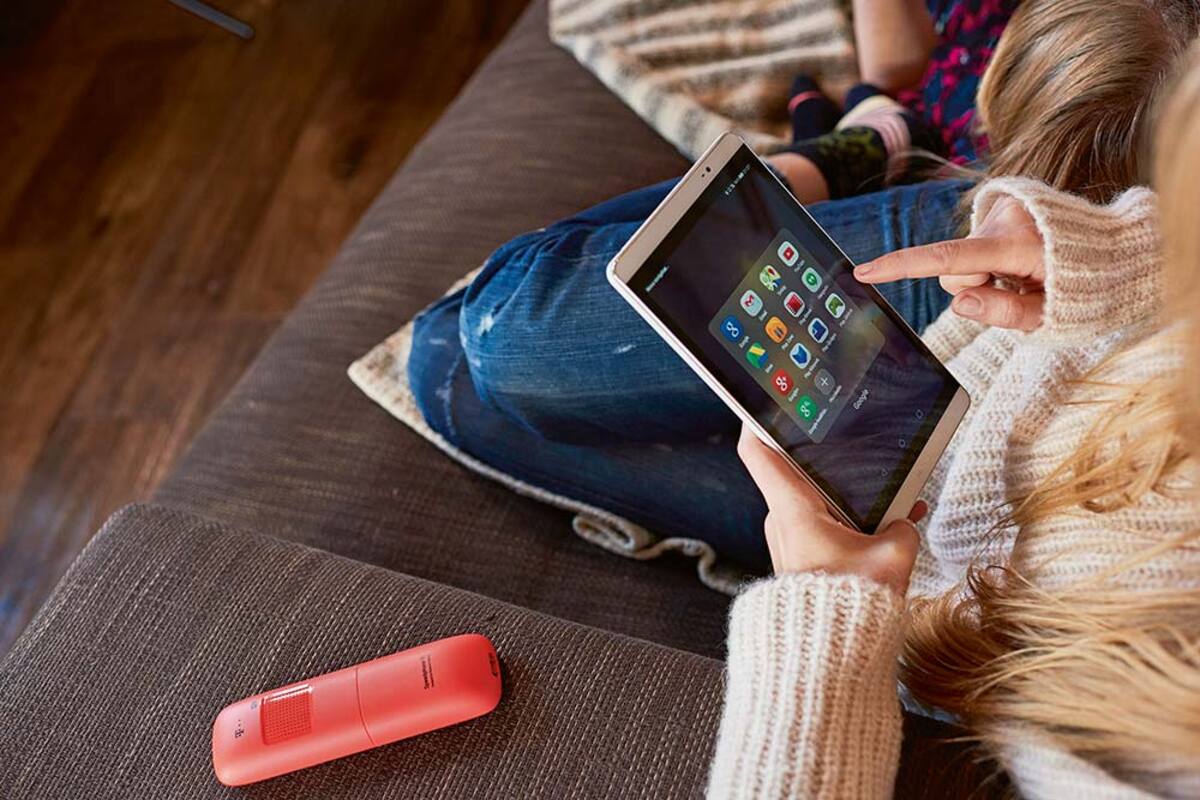 Kobieta leży na kanapie i przegląda tablet