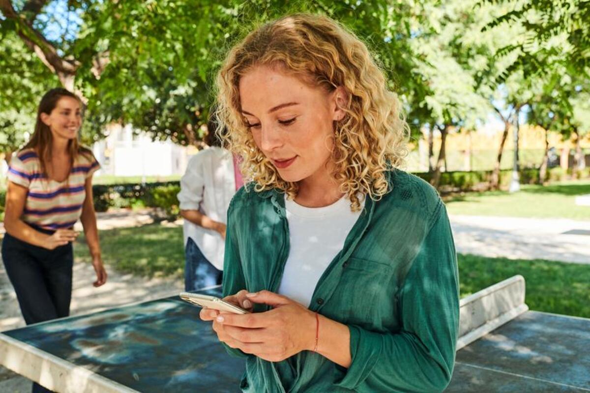 Młoda kobieta korzysta ze smartfona z pakietem internetu