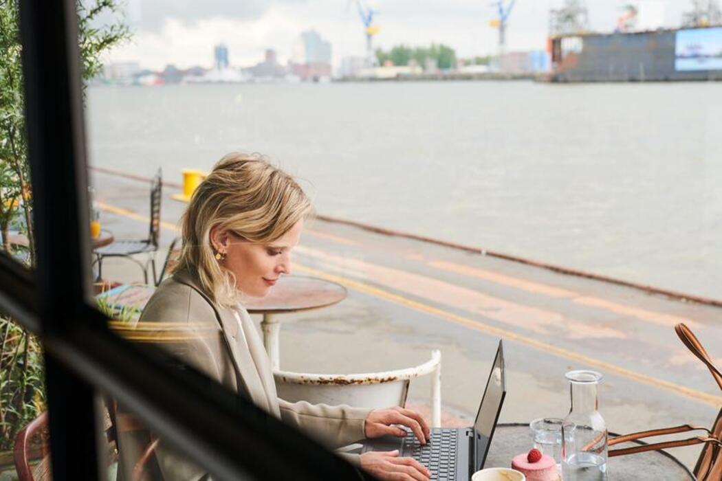 Korzystanie z laptopa podczas przerwy na kawę - bądź online kiedy tylko potrzebujesz
