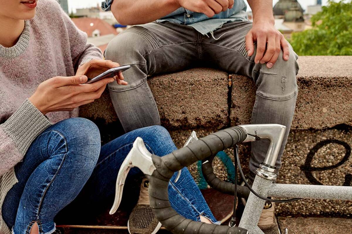 Znajomi korzystają z internetu w telefonie