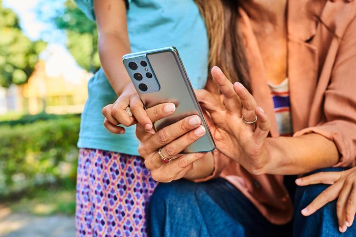 Kobieta korzysta z telefonu na kartę