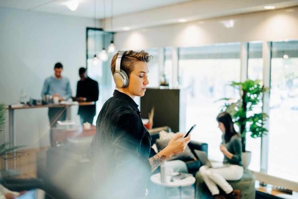 Bezprzewodowe słuchawki nauszne doskonale sprawdzają się w pracy