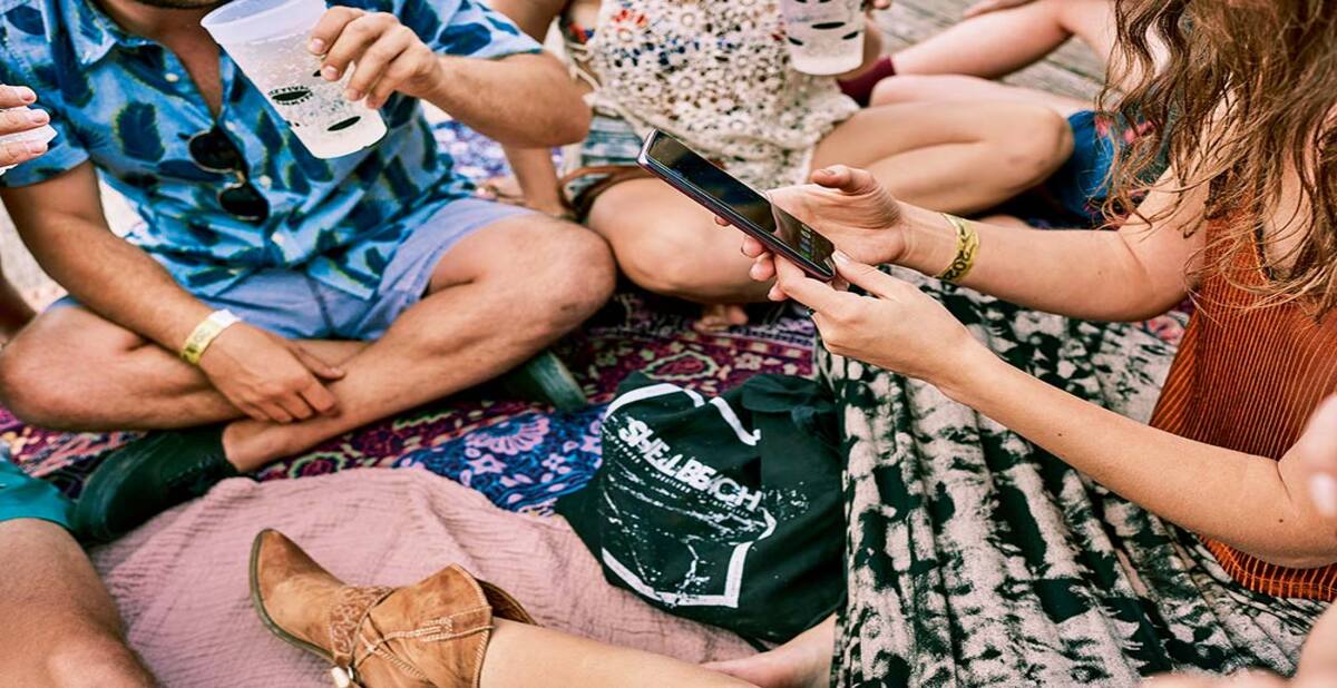 Smartfon jako hotspot mobilny podczas pikniku z przyjaciółmi