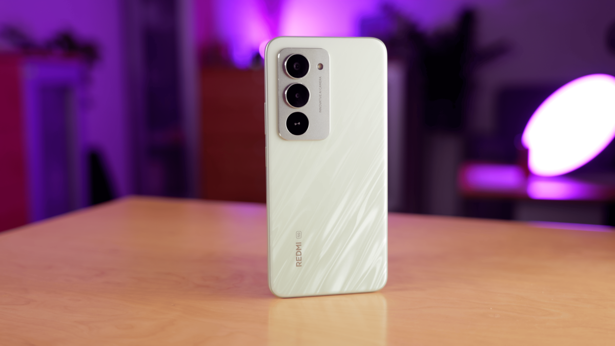 Smartfon Redmi 15 5G stojący na biurku