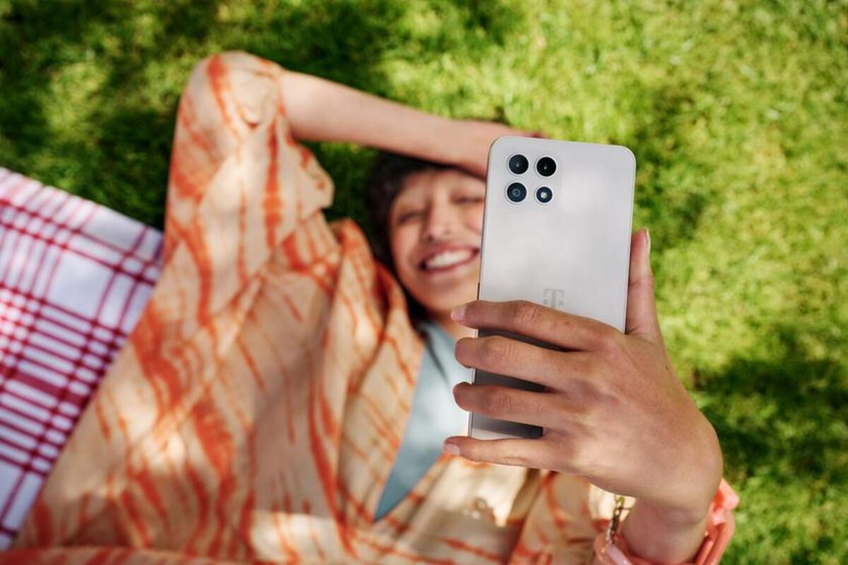 Młoda kobieta korzysta z T-Phone