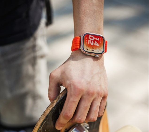 Pomarańczowy Huawei Watch Fit 5 Pro na nadgarstku